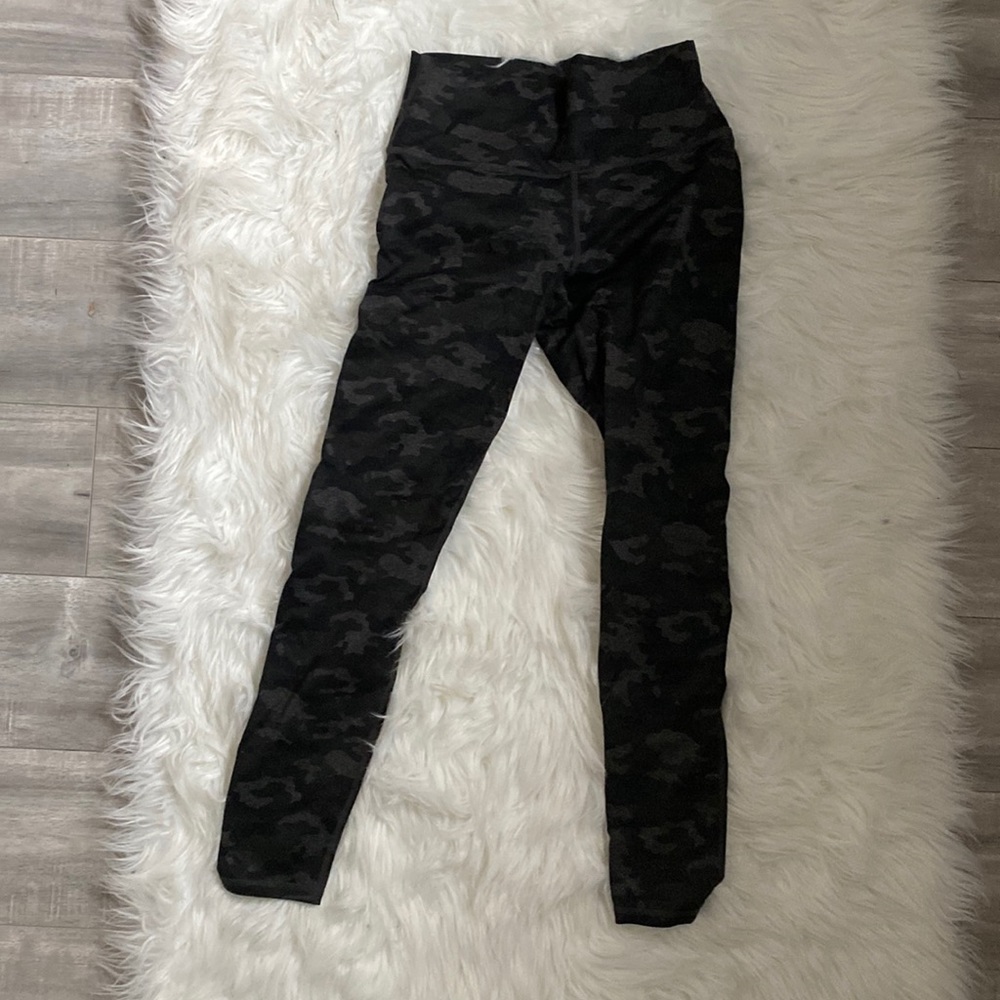 Fabletics. Camo leggings
